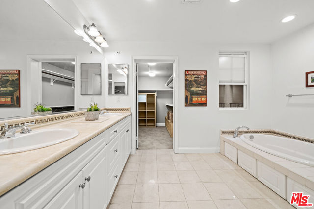 12975 Agustin Place, Playa Vista CA: https://media.crmls.org/mediaz/137c4f90-d888-4e95-ae0b-e592ab574544.jpg