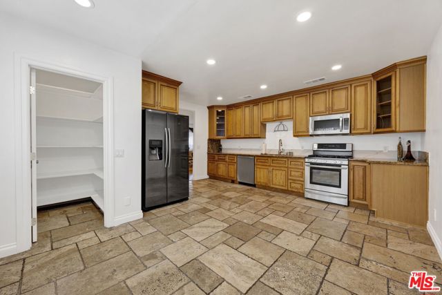 10109 Gloria Avenue, North Hills CA: https://media.crmls.org/mediaz/137d81e6-116c-493d-9da0-04be085e8ad9.jpg