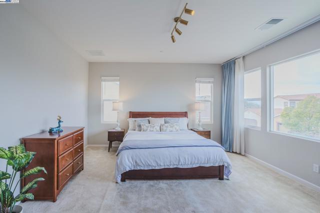 2239 Jessica Way, Tracy CA: https://media.crmls.org/mediaz/137ec4f3-e49e-430d-bb78-5367ae414ee0.jpg