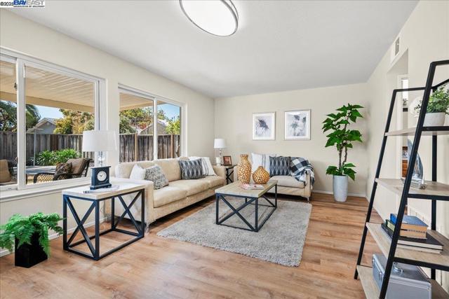 4848 Nadine Ct, Union City CA: https://media.crmls.org/mediaz/1380781d-b351-4ec7-b936-799dd4c53e4c.jpg