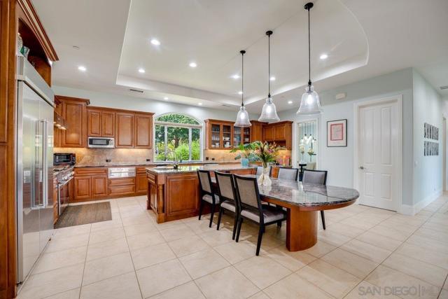 2860 Via Rancheros Way, Fallbrook CA: https://media.crmls.org/mediaz/13807e45-4930-498f-b2f2-f9b5fc3bd852.jpg