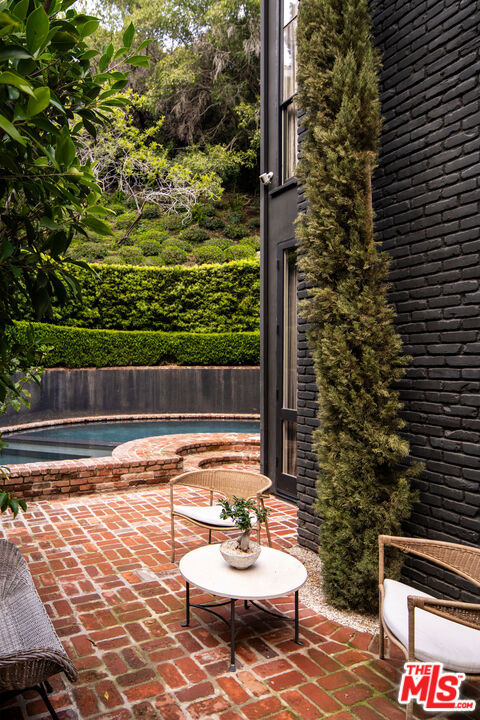 8817 Thrasher Avenue, Los Angeles CA: https://media.crmls.org/mediaz/13808981-b9e0-433d-bbe2-f482791558c8.jpg