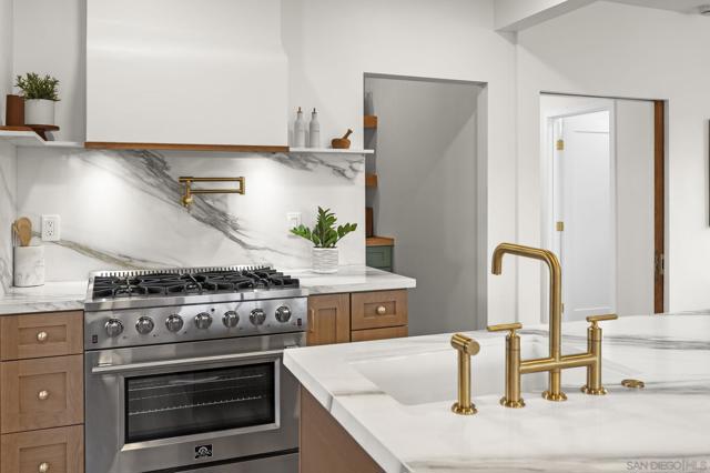 1091 Lincoln Ave, San Diego CA: https://media.crmls.org/mediaz/1380eb9d-d60b-45c0-af5a-29d116d82284.jpg