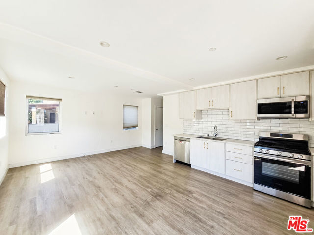 3524 S Bronson Avenue, Los Angeles CA: https://media.crmls.org/mediaz/13813eed-065a-4d53-adc1-61c8aeb96ca0.jpg