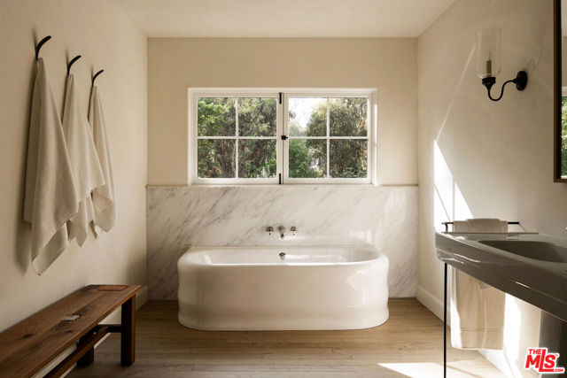7776 Firenze Avenue, Los Angeles CA: https://media.crmls.org/mediaz/13826ada-9bfb-49e7-bf55-07e1432430e7.jpg