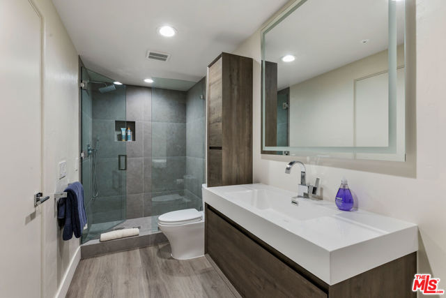 27336 Pacific Coast Highway, Malibu CA: https://media.crmls.org/mediaz/13829bf1-1cee-468d-af83-c4cdcc2ba210.jpg