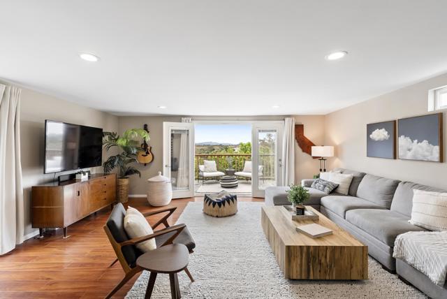 310 Bluff Wy, Oceanside CA: https://media.crmls.org/mediaz/13829c1b-2b33-4529-84c3-b44c9a40d501.jpg