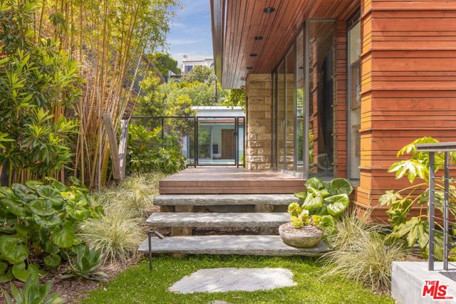 345 W Channel Road, Santa Monica CA: https://media.crmls.org/mediaz/1382d8fd-184e-484d-8a1f-7b056b522ab2.jpg