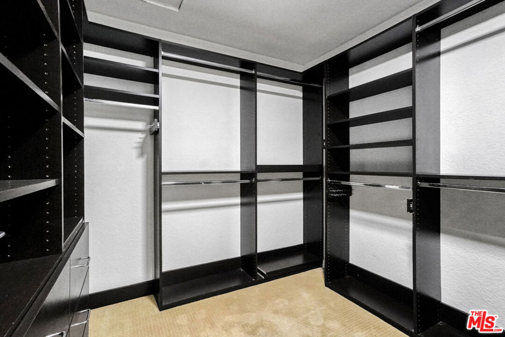 https://media.crmls.org/mediaz/1382e655-e0c6-416b-be81-cd071785030a.jpg?preset=X-Large