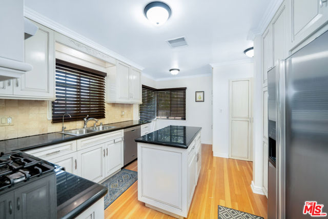 15732 Lassen Street photo 6