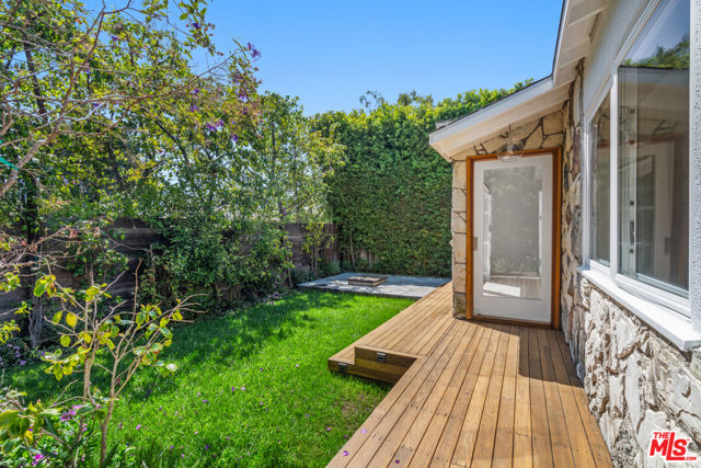 2425 Cloy Avenue, Venice CA: https://media.crmls.org/mediaz/138326a5-4247-42ed-9028-397fbe5de475.jpg