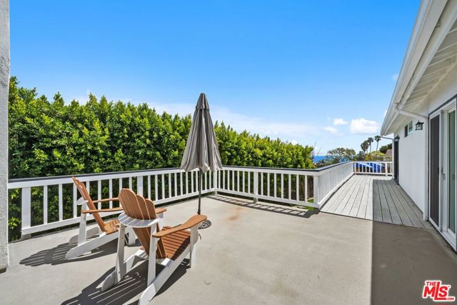 400 Chautauqua Boulevard, Pacific Palisades CA: https://media.crmls.org/mediaz/1383b133-8f10-41f0-899e-5129c8fa0dd8.jpg