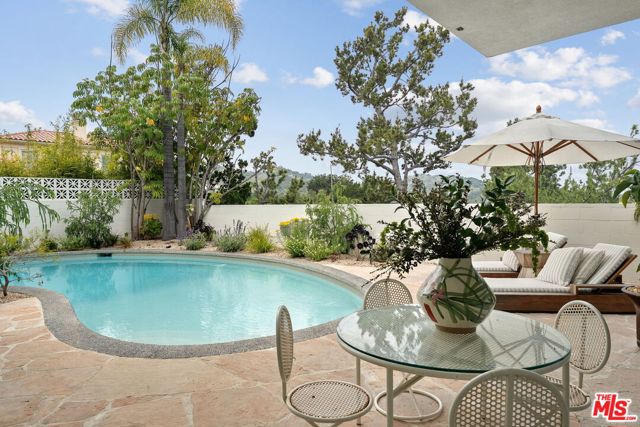 11513 Dona Cecilia Drive, Studio City CA: https://media.crmls.org/mediaz/1383e70f-26f2-4db9-8f03-14e147a55efa.jpg