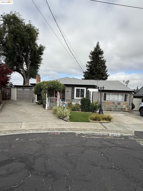 2821 Ponderosa Drive, Concord CA: https://media.crmls.org/mediaz/13840643-be35-46bc-880c-dc7794240e5b.jpg