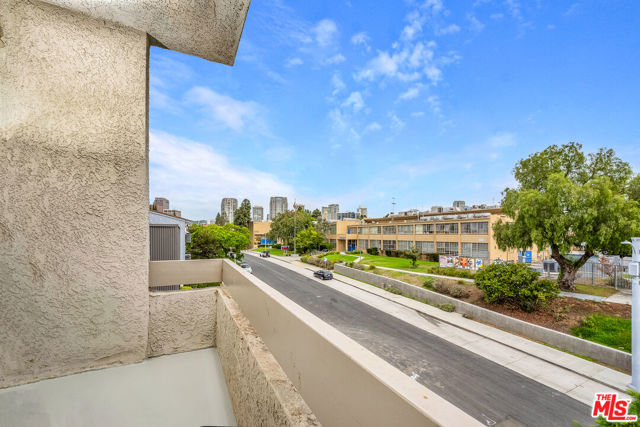1655 Selby Avenue, Los Angeles CA: https://media.crmls.org/mediaz/13845b73-a8f3-48f9-b8d4-61c87208b139.jpg