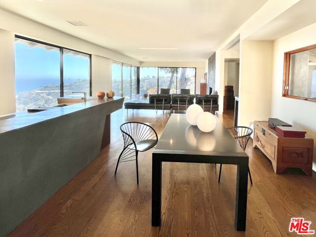 16959 Dulce Ynez Lane, Pacific Palisades CA: https://media.crmls.org/mediaz/1384fc14-10b3-4c97-86a4-577e1b226bc3.jpg