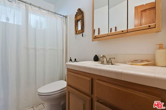 2702 11th Street, Santa Monica CA: https://media.crmls.org/mediaz/1384fc15-2570-4f83-b2fe-f1c9235796ea.jpg