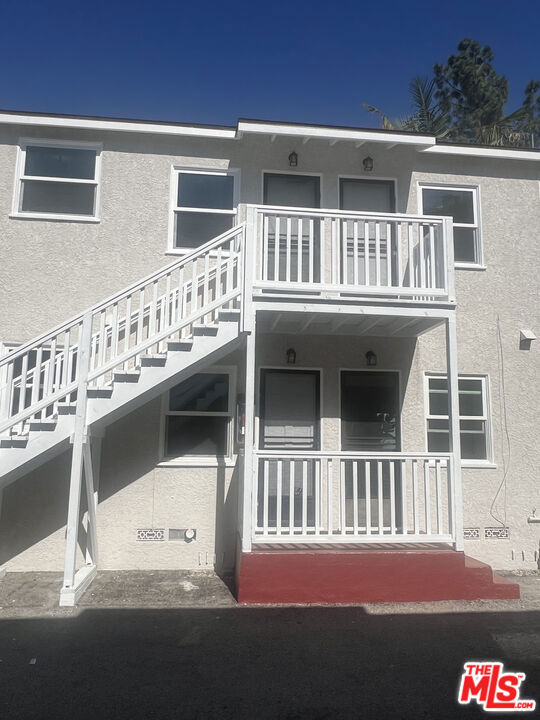 4129 1/2 W Toluca Lake Avenue, Burbank CA: https://media.crmls.org/mediaz/13858abc-d805-4979-8002-936fe26f10d8.jpg