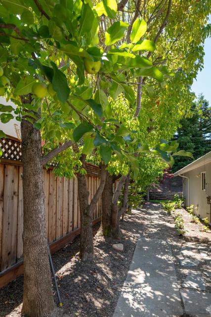 2721 Comstock Circle, Belmont CA: https://media.crmls.org/mediaz/13862e94-102a-4df3-a973-473352a5a886.jpg