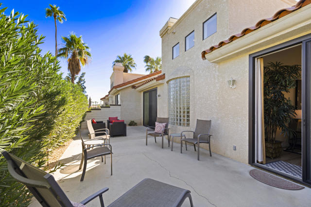 110 Celano Circle, Palm Desert CA: https://media.crmls.org/mediaz/138647ea-cf2c-4248-94dc-b5f4ec2c73d9.jpg