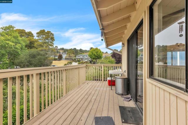 138 Farallon Ct, Aptos CA: https://media.crmls.org/mediaz/1386deac-490f-4c4c-8e6e-8653ff9e349c.jpg