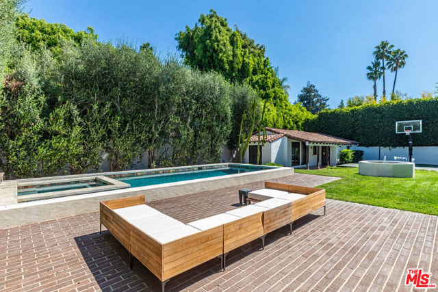 820 N Roxbury Drive, Beverly Hills CA: https://media.crmls.org/mediaz/1386e60d-72cd-441b-8471-56a7a97a0add.jpg