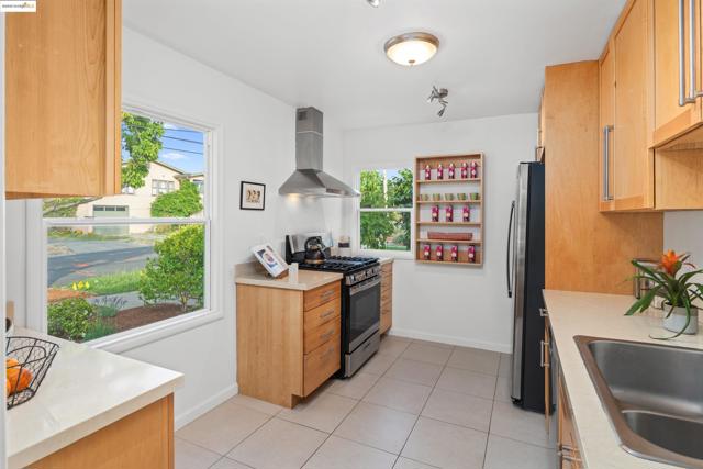 209 Behrens St, El Cerrito CA: https://media.crmls.org/mediaz/1387aeec-c5a1-4c66-bff4-49396ea4300c.jpg