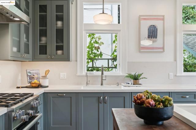 408 Euclid Ave, Oakland CA: https://media.crmls.org/mediaz/13887dbc-acd4-4f64-a95d-2c9d69f15c36.jpg