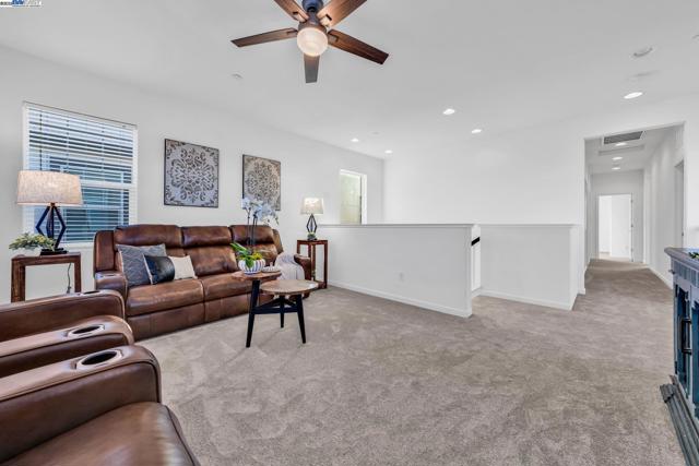 2305 Augusta Ave, Tracy CA: https://media.crmls.org/mediaz/13889a42-b15d-4674-a3a0-185f1d51152c.jpg