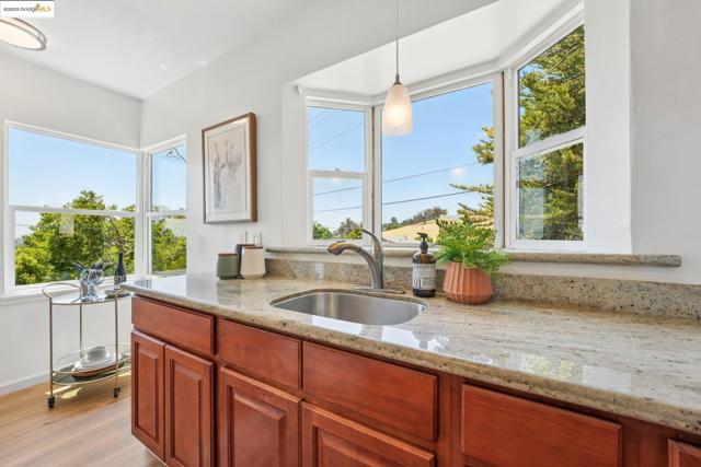 10601 Sheldon St, Oakland CA: https://media.crmls.org/mediaz/1388c403-3686-4516-a2b4-107269389aca.jpg