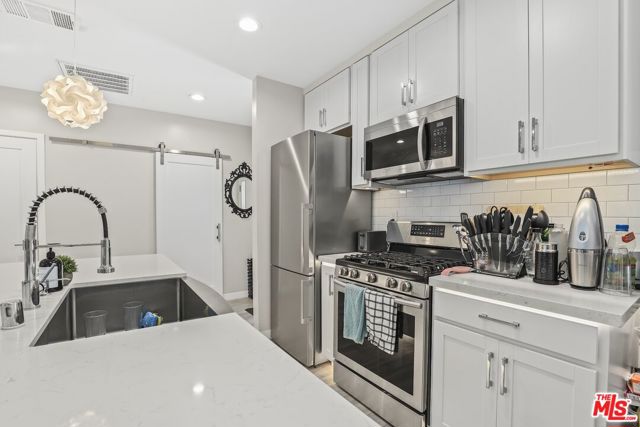 6526 San Vicente Boulevard, Los Angeles CA: https://media.crmls.org/mediaz/138a0670-4cfe-4672-a79d-9c9df4fc36cd.jpg