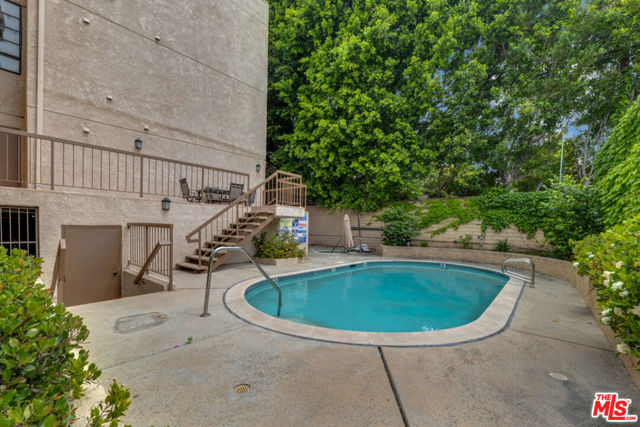 15150 Dickens Street, Sherman Oaks CA: https://media.crmls.org/mediaz/138c055d-69ef-49dc-85c7-3d2174cb49b1.jpg
