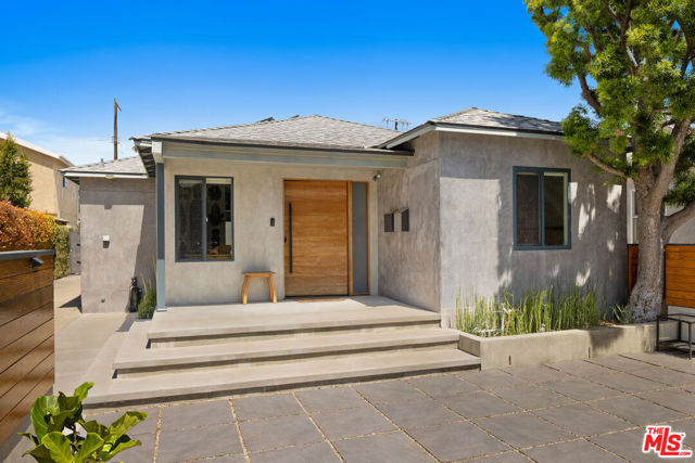 1089 Palms Boulevard, Venice CA: https://media.crmls.org/mediaz/138daaac-d481-4b8e-aadb-7420dd4f9292.jpg