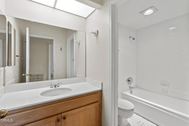 712 Rosebud Drive, Oxnard CA: https://media.crmls.org/mediaz/138ea702-2552-4b84-bd51-ecaf524bce3a.jpg