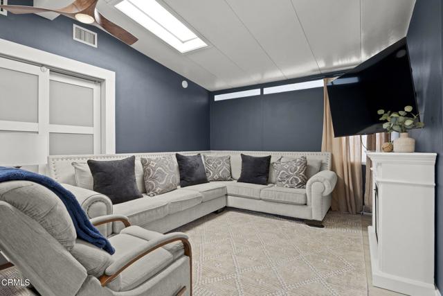 122 Taft Avenue, Ventura CA: https://media.crmls.org/mediaz/138ed737-657e-4588-9591-df9e0a009768.jpg
