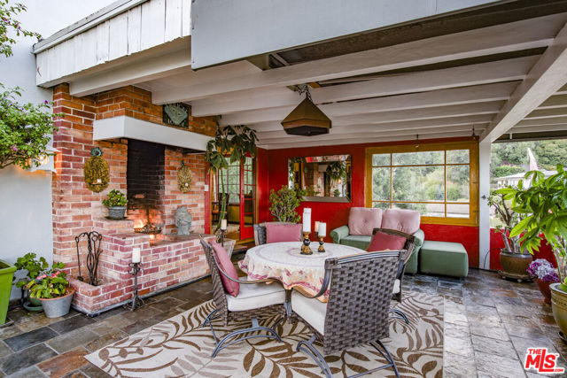 2882 Belden Drive, Los Angeles CA: https://media.crmls.org/mediaz/138f49bd-3906-496f-b864-11ad865bc5e3.jpg