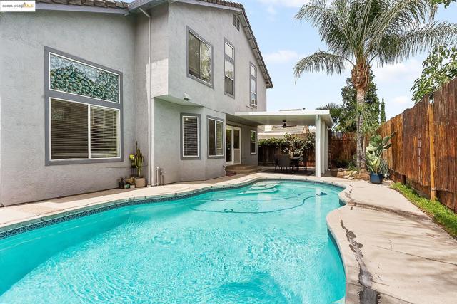 20 Goldmeadow Ct, Brentwood CA: https://media.crmls.org/mediaz/13904fa3-53ec-495d-97ff-754dec5dfc15.jpg