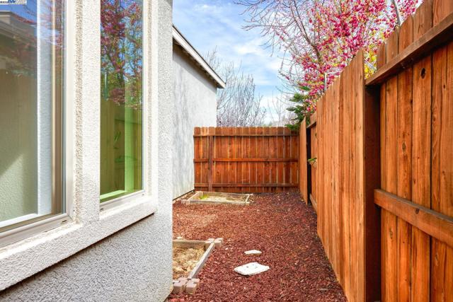 115 Lemon Blossom Ln, Patterson CA: https://media.crmls.org/mediaz/13918334-cf9d-41c3-bd1b-8a0d89e80e78.jpg