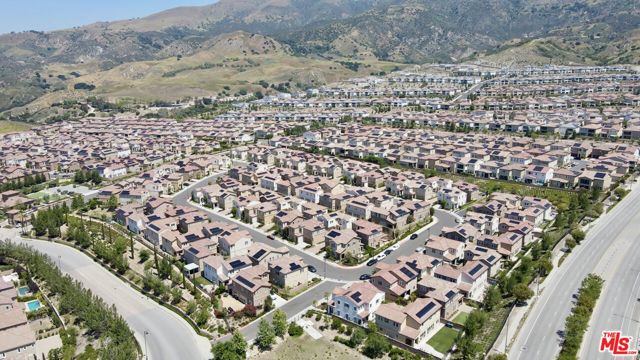 20659 W Beech Circle, Porter Ranch CA: https://media.crmls.org/mediaz/13926197-5f8a-42e5-9201-866a40be5d2c.jpg
