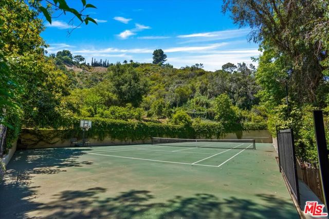 1701 Roscomare Road, Los Angeles CA: https://media.crmls.org/mediaz/1393242b-2da1-4f6f-a447-cf51f2172db9.jpg
