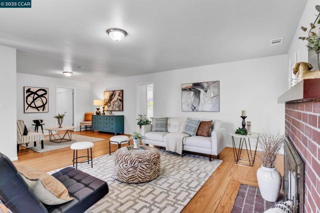 280 Sierra Dr, Walnut Creek CA: https://media.crmls.org/mediaz/13932f58-b302-4435-8dea-4464f1ffc01d.jpg