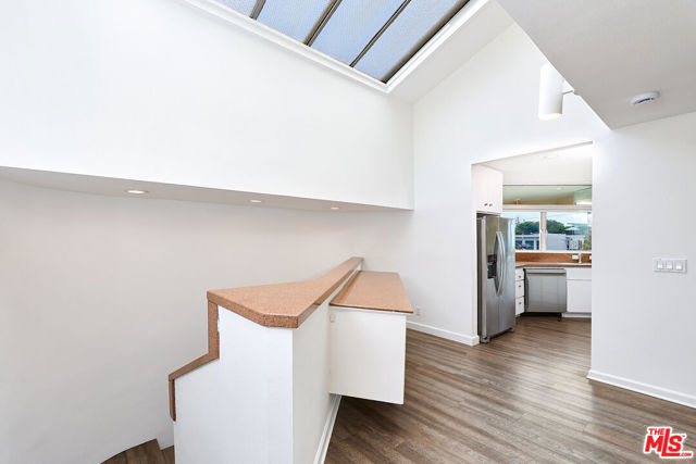 253 Fairview Street, Laguna Beach CA: https://media.crmls.org/mediaz/13934868-cd7e-4ac1-8335-6f315119afdf.jpg