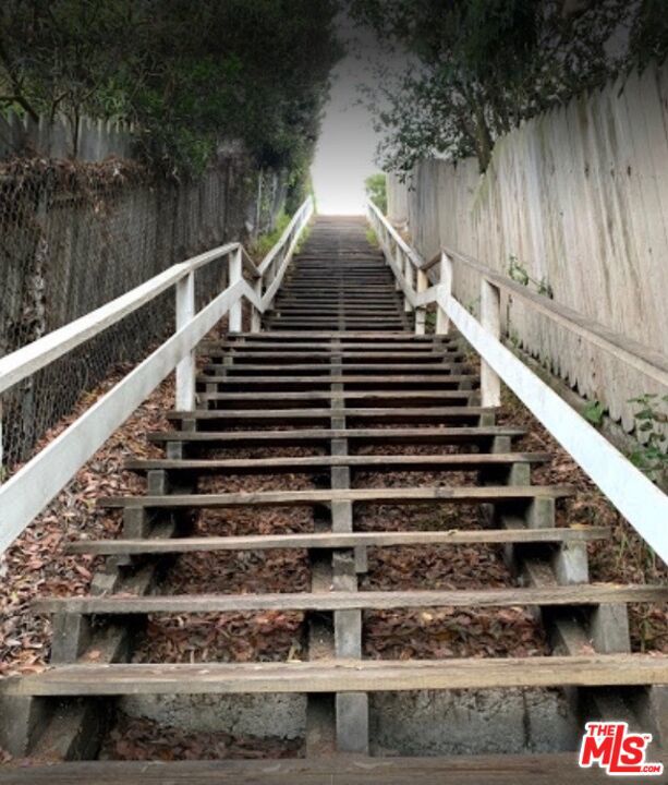 https://media.crmls.org/mediaz/1394312f-ad7a-4fd9-b13e-8bcf4f136475.jpg?preset=X-Large