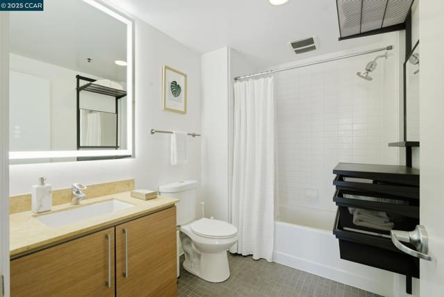 200 2nd St, Oakland CA: https://media.crmls.org/mediaz/13950f4e-0d91-4ec9-ac4f-a7a31f5e263a.jpg