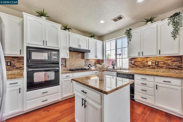237 Dutra Vernaci Dr, Union City CA: https://media.crmls.org/mediaz/1395670d-6876-4d2c-a36d-43d2cd6fdf2f.jpg