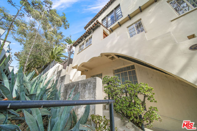 6686 Emmet Terrace, Los Angeles CA: https://media.crmls.org/mediaz/1395a4de-8c38-4ad2-aa3e-30471b7f3be8.jpg
