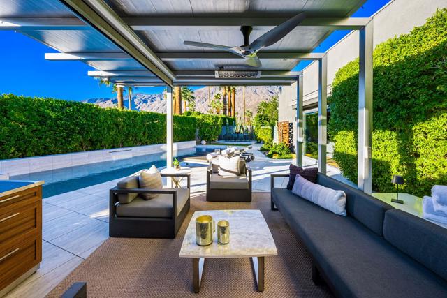 1047 Hunter Drive, Palm Springs CA: https://media.crmls.org/mediaz/13962349-63d4-4083-bf1e-cbc725e42fce.jpg