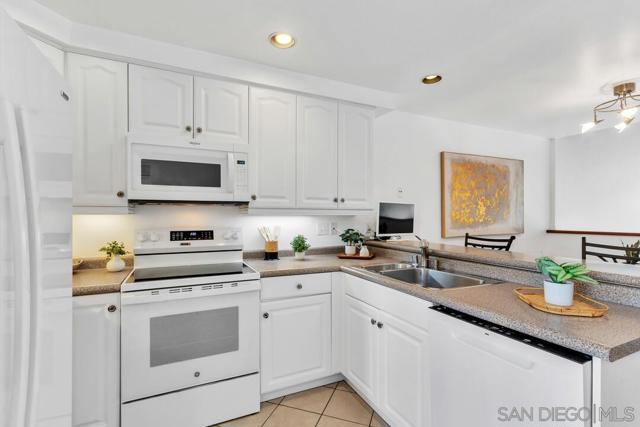 3238 Via Alicante, La Jolla CA: https://media.crmls.org/mediaz/13975fbc-6549-4731-96fa-ff9d83fb317c.jpg