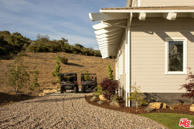 1697 W Potrero Road, Westlake Village CA: https://media.crmls.org/mediaz/13987487-2cf7-4b58-8e7d-f1cfc2689e49.jpg