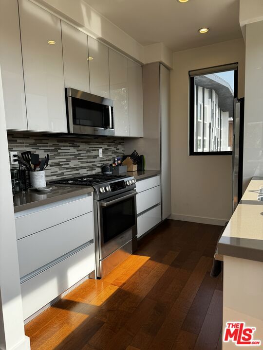 140 S Hayworth Avenue, Los Angeles CA: https://media.crmls.org/mediaz/13987ad8-9e26-4feb-acc2-8cfcaa0fd798.jpg